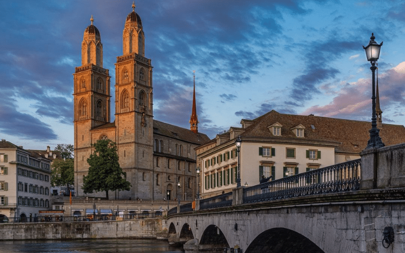 Explore the Old Town and Grossmünster